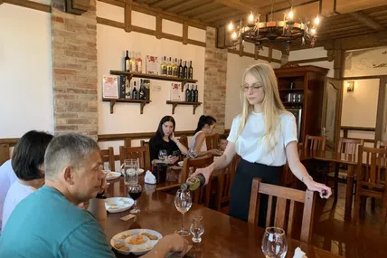 Дегустації проводять в спеціальній кімнаті у вінтажному карпатському стилі. Фото авторки