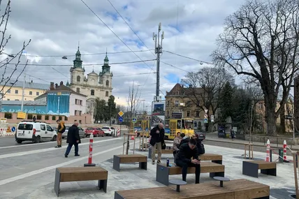 У теплу погоду на площі уже “кучкуються” містяни. Фото автора 