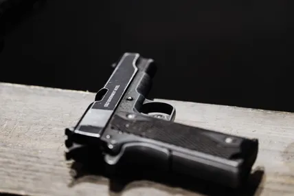 05.09.2026, 13:15				


									У Львові чоловік погрожував знайомому пістолетом і вдарив його руків'ям по голові							

										На вулиці Шевченка у Львові 39-річний чоловік під час конфлікту дістав стартовий пістолет, приставив його до голов