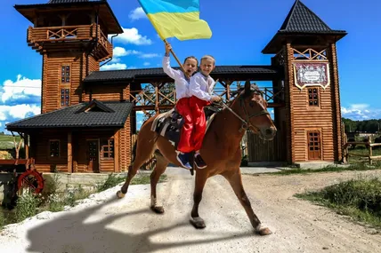 З цих двох історичних башт починається мандрівка територією "Козацької слободи "Раковець".