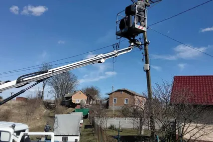 Ось так лелекам допомагають «будуватися» українські енергетики. Фото "Львівобленерго"