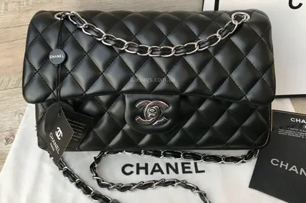 "Тверда валюта": у москві салон краси бере оплату сумками Chanel