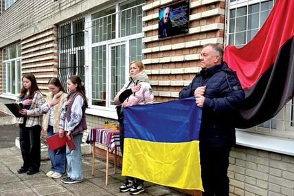 У Шептицькому на фасаді гімназії відкрили меморіальну дошку Андрію Парубію