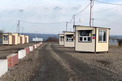 Бойовики обстрілюють пункт пропуску на Луганщині