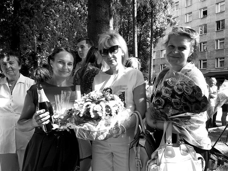 Волонтерки подарували молодятам весільний коровай.