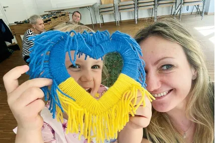 Ольга Гончарова з 5-річною донькою під час волонтерських зустрічей.