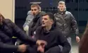 «Поліцейський перекладає зі своєї правої руки в ліву руку якийсь предмет та кладе його до кишені штанів…»