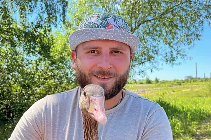 Цьому гусакові на руках Ореста Залипського пощастило: у «Домівці» він почувався захищеним. Як буде далі – покаже час... Фото із ФБ-сторінки Ореста Залипського