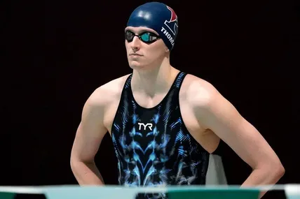 Студентка Університету Пенсильванії Ліа Томас виграла Академічний чемпіонат США з плавання на дистанції 500 метрів вільним стилем у жінок. Будучи чоловіком, Томас таких успіхів не мав... Фото AP