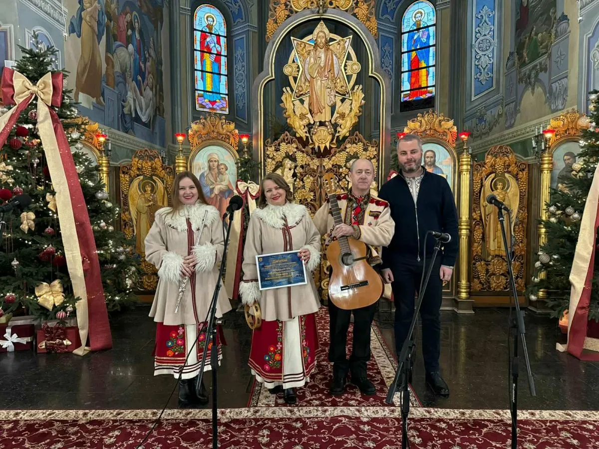 Сімейний колектив «Кожушки» з міським головою Жовкви Олегом Вольським
