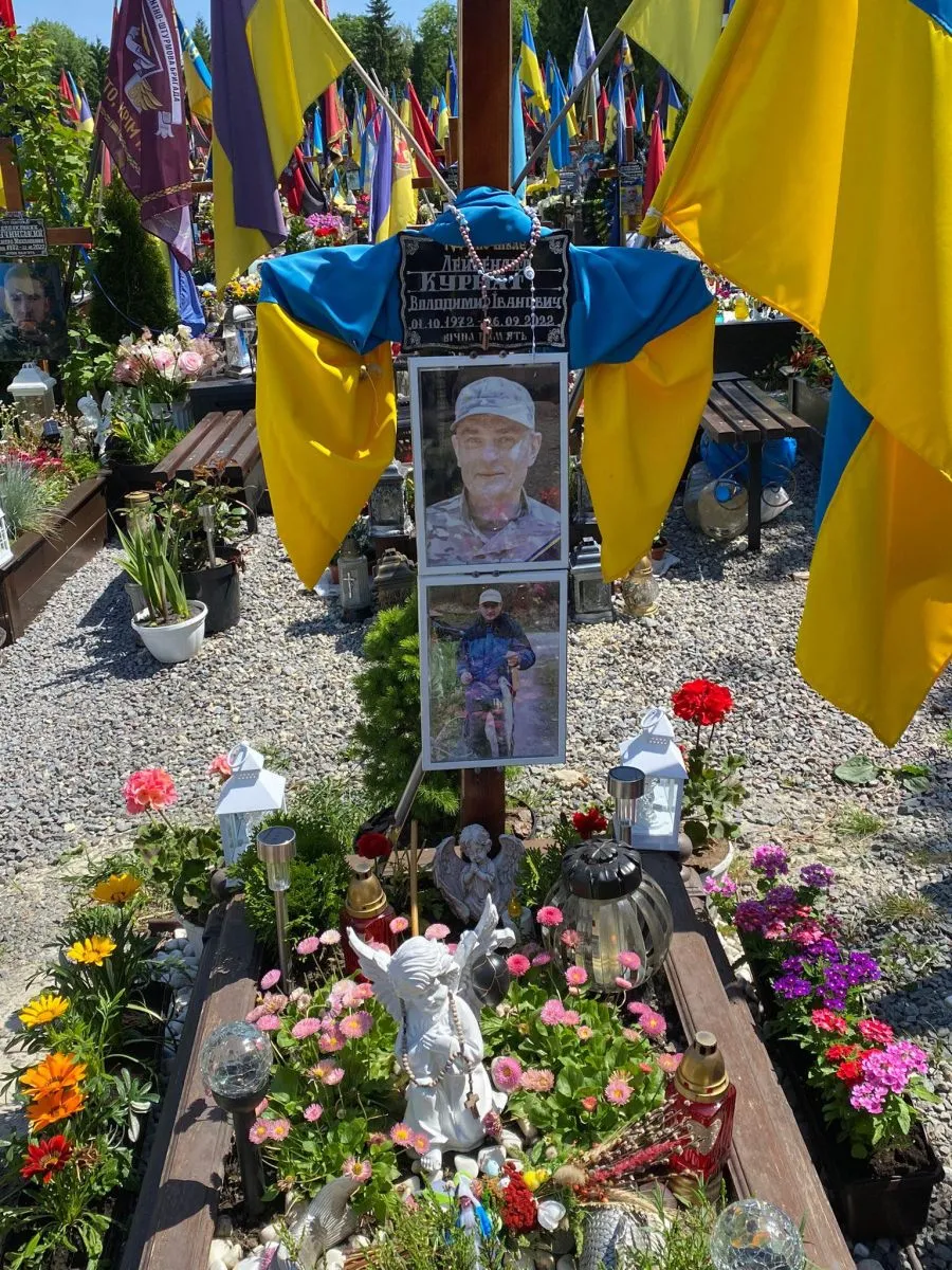 На одній із фотографій військовослужбовець Володимир Курнат тримає у руках рибу...