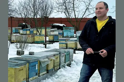 Микола Романович постійно навідується на пасіку, аби контролювати зимівлю бджіл. Фото з архіву Миколи Романовича