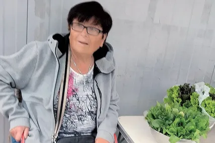 На ринку швидко розбирають продукцію, що її власноруч виростило сімейство Болюхів. Фото автора
