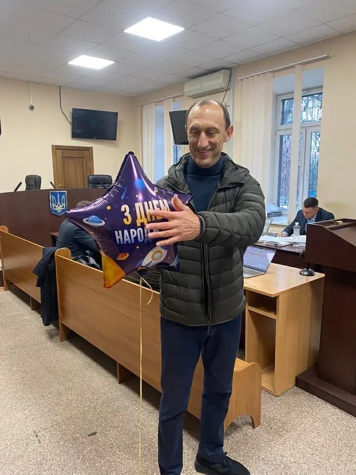 Подарунок на день народження зробила у суді і група підтримки. Фото із соцмереж