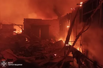 Пʼять людей загинуло через російську атаку дронами по Прилуках на Чернігівщині. Фото: ДСНС