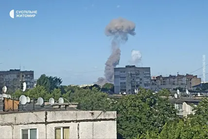 Рух трасою Київ–Чоп відновлено після вибухів поблизу села Березина на Житомирщині. Фото: Суспільне