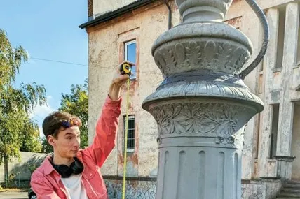 Дмитро проводить виміри основи ліхтаря. Фото з архіву Дмитра Мойсеєнка