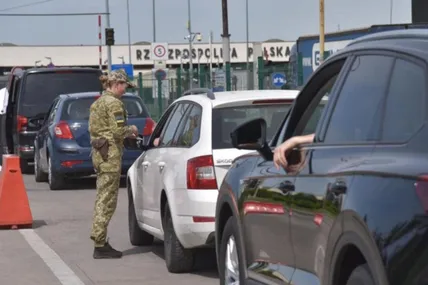 В Україні пропонують ще більше звузити можливість виїзду за кордон. Фото: Апостроф