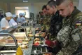 За стандартами НАТО: Порошенко показав новий раціон харчування українських військовиків