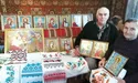 Сивочоле подружжя і на городі працює, й ікони вишиває