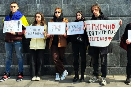 Пікет поблизу кафедрального Свято-Троїцького собору УПЦ (мп). Фото: Радіо Свобода