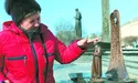 Дорослі натирають голову Шевченка, діти просять у левів презентів