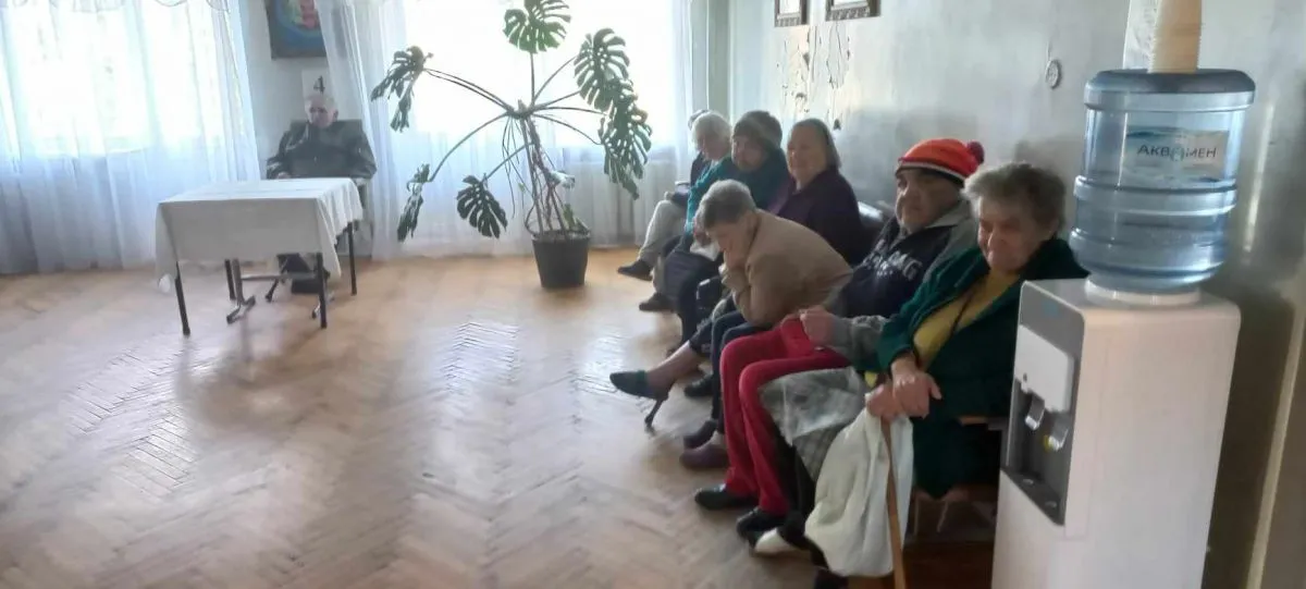 Стіни у пансіонаті не побілили, але картини у коридорі повішали.