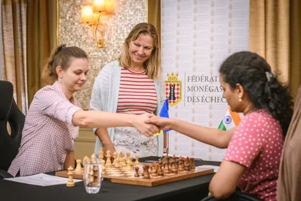 Долю чвертьфінального протистояння між Анною Музичук (ліворуч) і Гампі Конеру вирішили додаткові партії. Фото fide.com