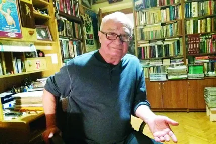 У домашній бібліотеці Івана Ярославовича понад п’ять тисяч книг, з них кілька сотень – футбольних. Фото автора