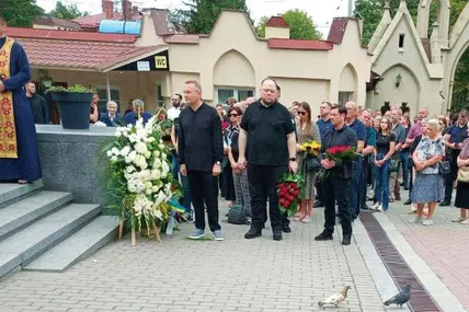 Під час панахиди прилетіли два голуби (у християн голуб – символ Святого Духа). Фото із відкритих джерел