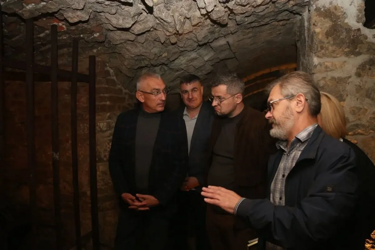 Художник Олег Шупляк знайомить гостей Бережан зі своїми інсталяціями. Фото із соцмереж