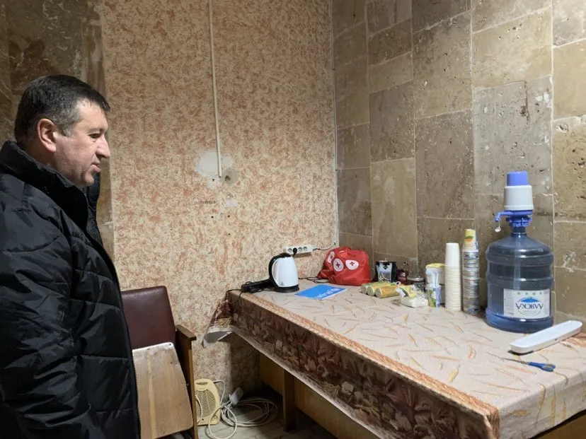 Ігор Савка показує стіл із смаколиками для тих, хто прийшов зігрітися.