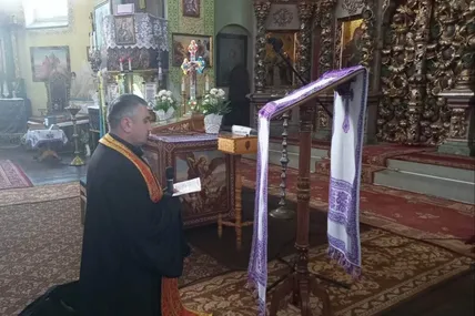 Отець Віталій Іващук щодня у вербівській церкві молиться за дощ. Фото Віталія Дмитріва.