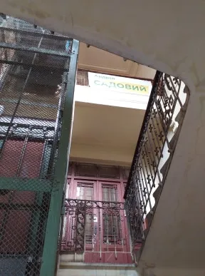 Агітація Садового розвішана навіть у під"їзді його штабу