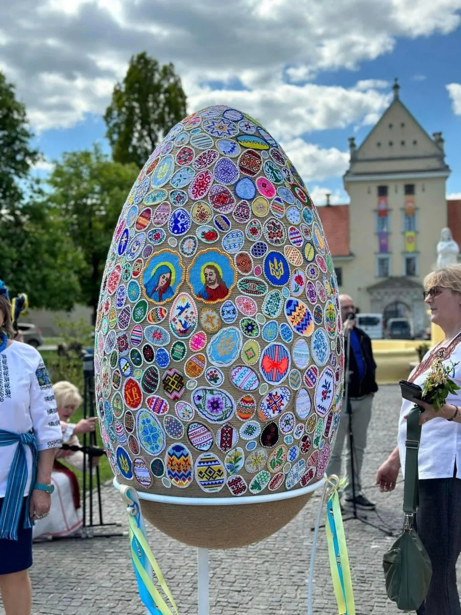 Дитяча писанка вразила розмірами – разом з підставкою 2,5 метра.