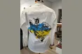 «Україна має карти!»: Усику перед боєм в Лондоні подарували унікальну вишиванку