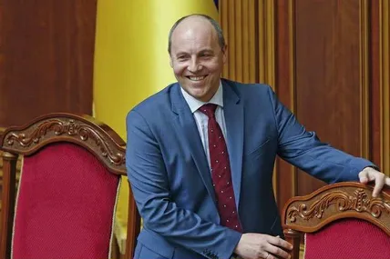 Петиція про присвоєння Андрію Парубію звання Героя України уже на столі президента. Чи видасть Володимир Зеленський відповідний Указ - велика загадка… Фото зі соцмереж