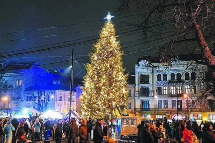 Так вишукано торік виглядала головна ялинка Львова, декорована солом’яними павуками та ромбами. На ній засвітили вогні 17 грудня 2021 року. Фото архівне