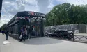 Посеред тротуару — незаконний торговий пасаж