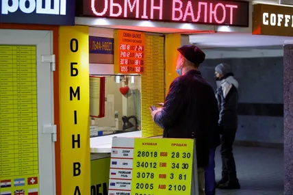 Долар подешевшав на 11 копійок, євро — на 2: офіційний курс валют на 10 листопада. Фото: РБК