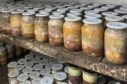 Смачні тушкованки нараївського виробництва готові до відправки захисникам України. Фото з домашнього альбому Оксани Бойко