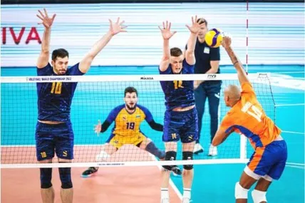 Запорукою успішної гри українських волейболістів проти нідерландців стала якісна гра на блоці. Фото volleyballworld.com