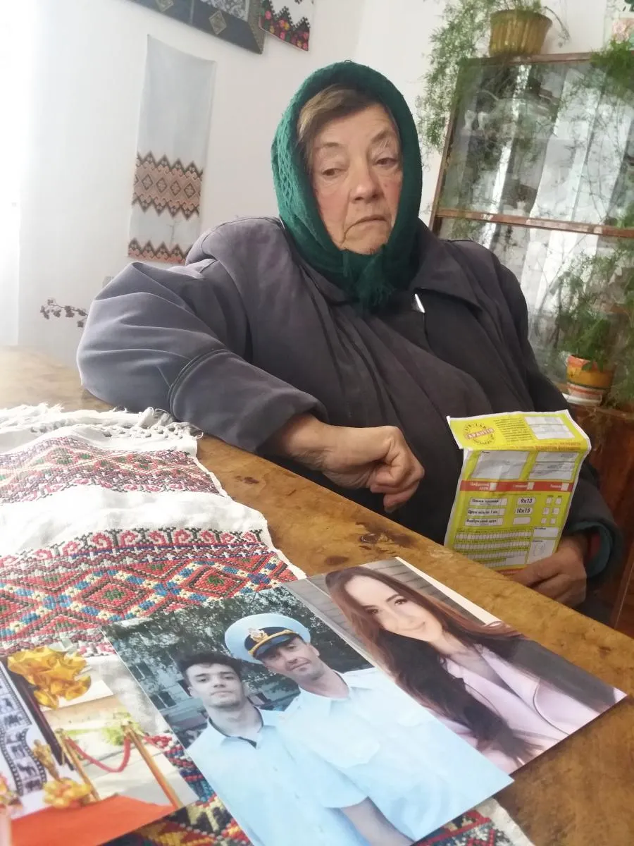 У важкі хвилини пані Олю зігрівають фото сина і внуків...