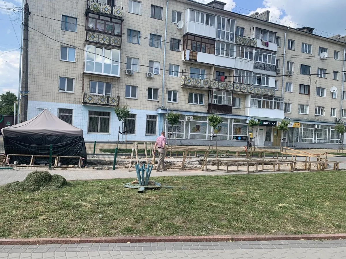 На балконах - орнамент вишиванки