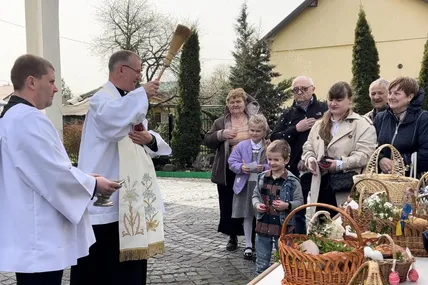 Отець Микола Ліпітак освятив пасхальні кошики. Фото автора