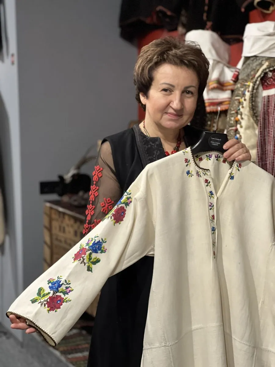 Перша вишиванка Роксоляни Шимчук