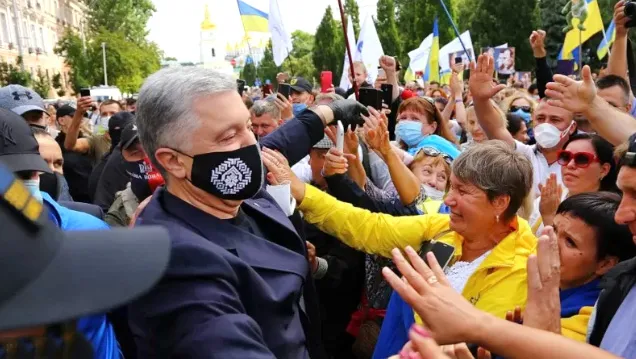Так під Печерським судом підтримували Петра Порошенка у липні 2020 року. Очікується, що 17 січня 2022 року підтримка буде не меншою.