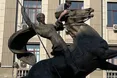 У Львові затримали чоловіка, який виліз на пам’ятник Юрію Змієборцю