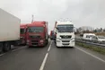 На «Раві-Руській» далекобійники, протестуючи проти акції «євробляхерів», також заблокували дорогу у пункті пропуску