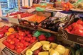 «Пані, купіть хоча б щось у мене!»